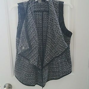 Kut - Tweed vest with plether trim and pockets
